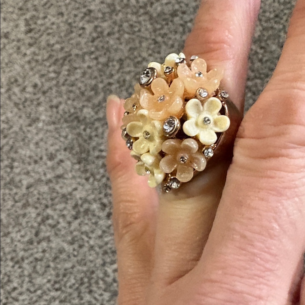 VINTAGE CLUSTERED PINK AND TAN ACRYLIC RHINESTONE ROSE-TONE LARGE SIZE 6 RING - Picture 3 of 10